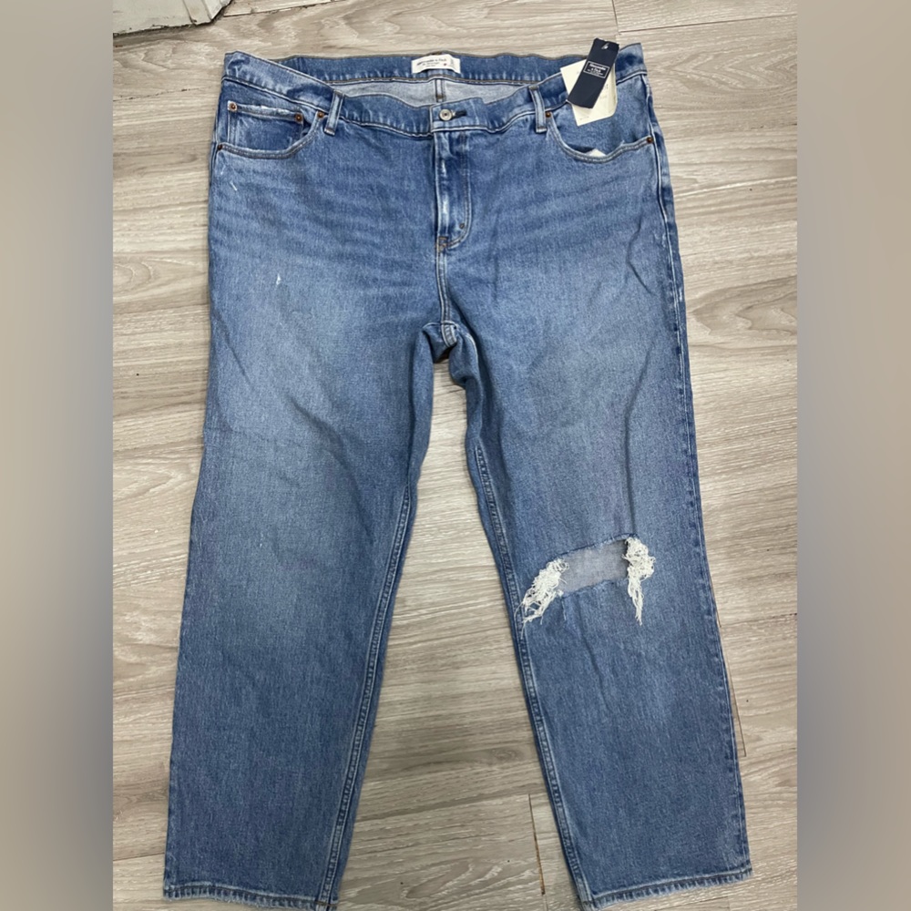 NWT Abercrombie and Fitch “90’s Straight” Low Rise Jeans